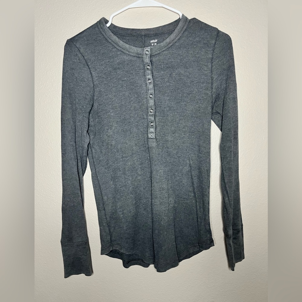 Women’s medium ribbed long sleeve American Eagle 🦅 shirt.